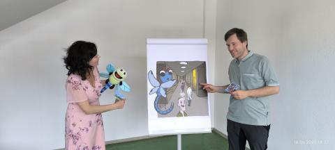 Zwei Personen tragen zu einem Bild vor.