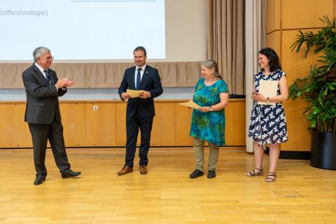 TU-Rektor Barbknecht verleiht Ehrennadeln an Philipp Preißler, Dr. Andrea Dög und Cornelia Brückner (v.l.n.r.)