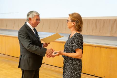 TU-Rektor Barbknecht verleiht Ehrennadel an Simone Schmiedel (v.l.n.r.).