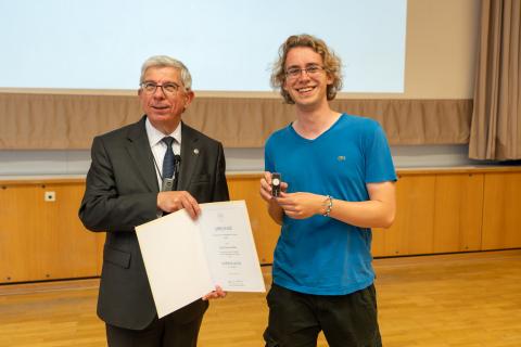 TU-Rektor Barbknecht verleiht Ehrennadel an Dirk Damaschke (v.l.n.r.).