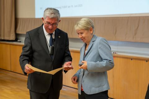 TU-Rektor Barbknecht verleiht Ehrennadel an Heike Hoffmann (v.l.n.r.).
