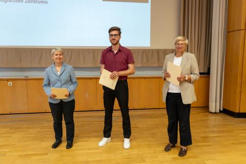 Heike Hoffmann, Martin Ade und Dr. Sabine Schellbach (v.l.n.r.) erhielten bei der Mitgliederversammlung am 18.6. eine Ehrennadel der Universität.