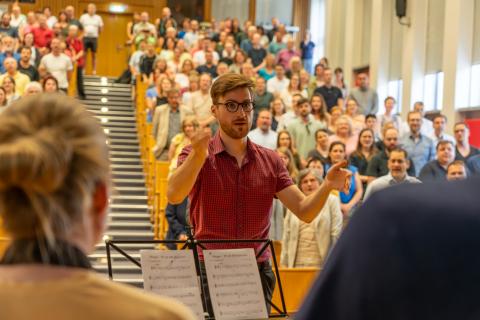 Student Martin Ade wurde für sein Engagement in der Wood´n´Brass Big-Band der TUBAF geehrt.