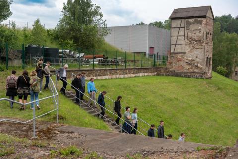 Personen besichtigen den historischen Hüttenkomplex Muldenhütten