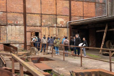 Personen besichtigen den historischen Hüttenkomplex Muldenhütten