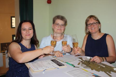 3 Frauen stoßen mit Sekt an