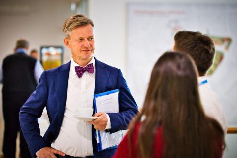 Teilnehmer im Gespräch1