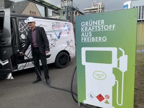 Betankung des Science Sprinters am IEC der TUBAF mit Prof. Gräbner