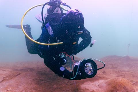 Taucher während der Temperaturmessung
