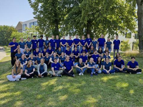 Gruppenbild Teilnehmer Schülerkolleg vor Laboranbau NORD 2025