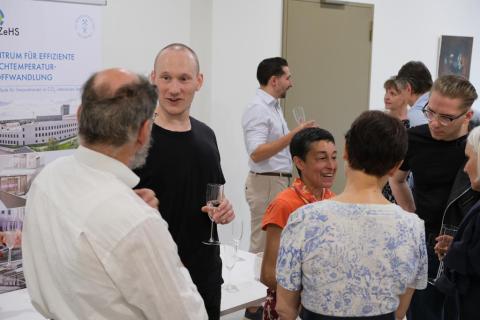 Personen, die sich angeregt unterhalten