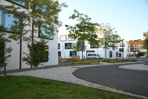 Clemens-Winkler-Bau Nord, Mitte und Süd sowie Bäume von der Leipziger Straße aus
