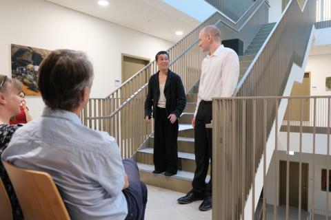 Zwei Schaupieler stehen ihrem Publikum gegenüber.