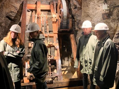 Schülerinnen und Schüler im Lehr- und Forschungsbergwerk