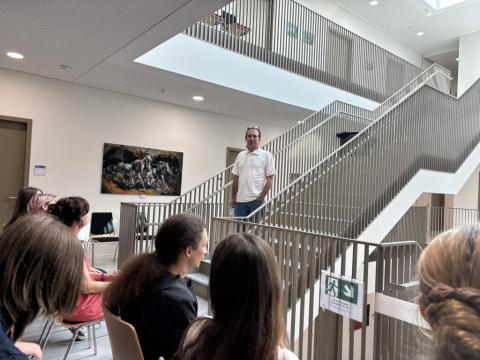 Ein Mann steht auf der Treppe.