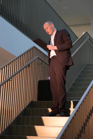 Ein Mann steht auf der Treppe.