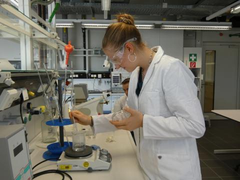 Schülerin im Praktikum Physikalische Chemie