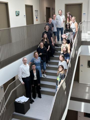 Schüler und andere stehen auf der Treppe.