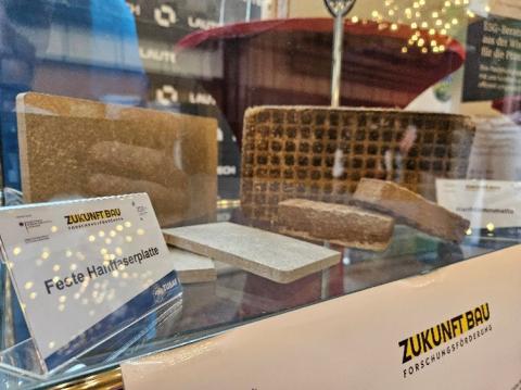 Ausstellungsstücke von Baumaterialien aus Hanf im Projekt ZukunftBau