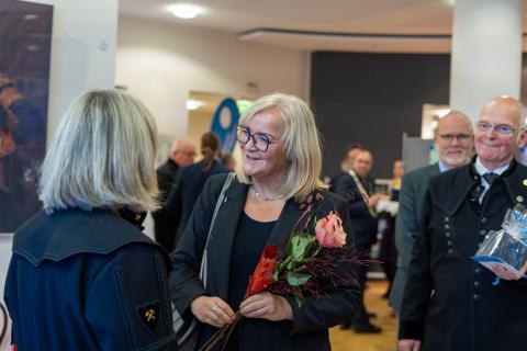 Simone Raatz gratuliert Jutta Emes