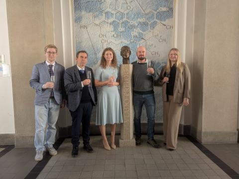 Gruppenfoto von Mitgliedern des Graduiertenkollegs GRK 2802 nach einer Promotionsverteidigung an der Universität für Chemie und Technologie in Prag