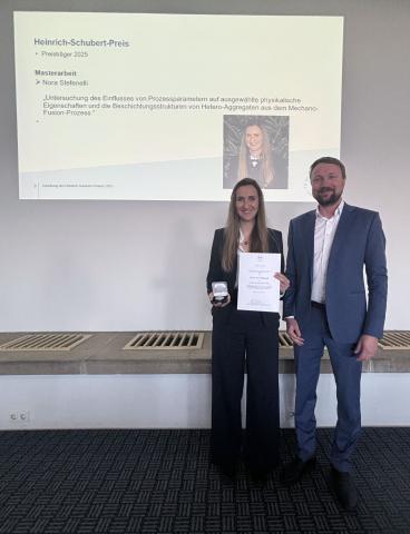 Prodekan Prof. Zeidler verleiht den Heinrich Schubert Preis 2025 an Nora Stefenelli