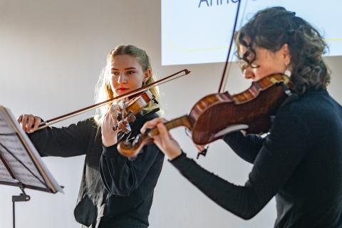 Musikalischer Beitrag von Anna-Clara Bachmann und Katharina Meyer