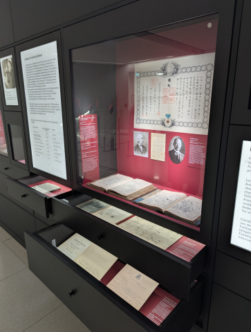 Ein Bild, das Bilder und Texte einer Ausstellung enthält.