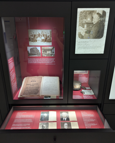 Ein Bild, das Bilder und Texte einer Ausstellung enthält.