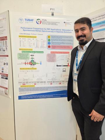 Ein Doktorand steht vor seinem Poster bei der PAT Tagung 2025