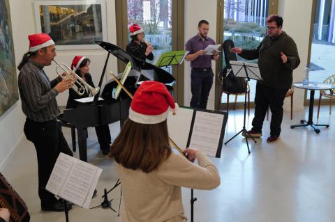 Ensemble aus 7 Musikern beim Spielen und Singen.