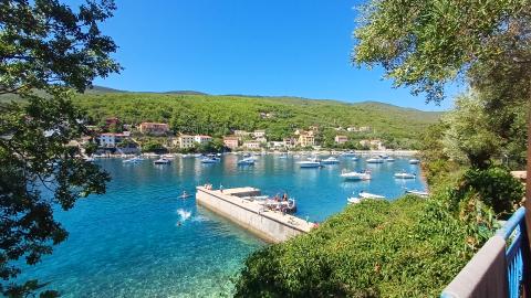Blick auf die Hafenmauer von Sveta Marina, Kroatien