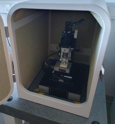 Blick auf das AFM_NX7 in geöffneter Umhausung.