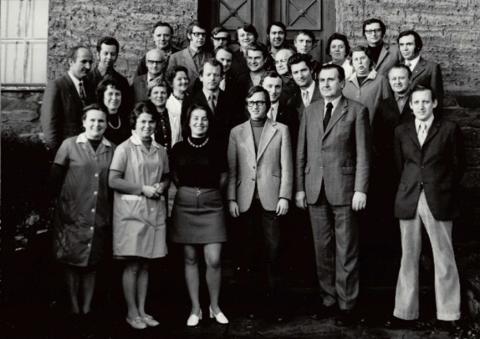 Gruppenbild des Instituts im Jahr 1974, aufgenommen vor dem Eingang des Anbaus zum Karl-Kegel-Bau