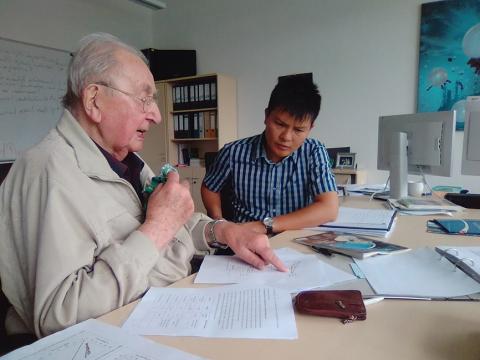 Heinrich Schubert bei einer Besprechung mit seinem letzten Doktoranden Hoang Huu Duong (2017)