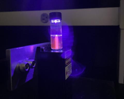 Leuchtende Suspension von Nanopartikeln unter UV-Licht