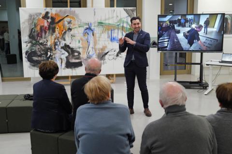 EIn Mann redet zum Publikum.