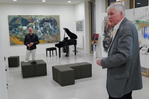 Zwei Männer reden im Foyer des ZeHS.