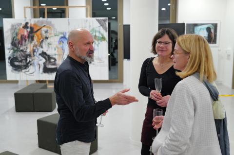 Drei Personen unterhalten sich.