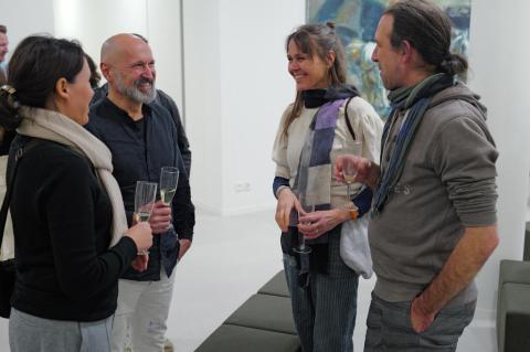 Vier Personen unterhalten sich.