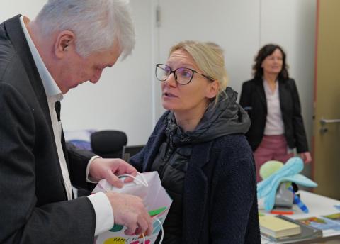 Zwei Personen unterhalten sich.