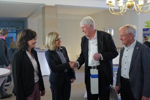 Die Rektorin gratuliert dem Jubilar.