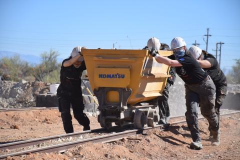 Team der AG Mining Games beim Anschieben eines Hunt.