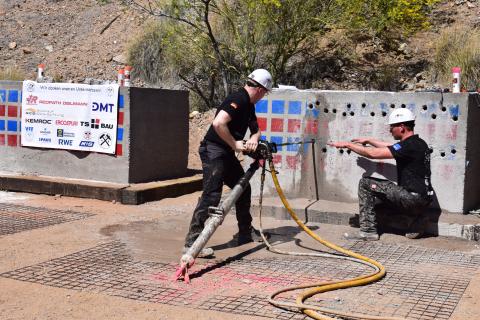 Team beim Jackleg Drilling (Bohren mit Druckluftbohrhammer und Luftstütze).