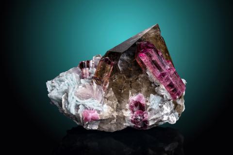 Elbait, Rauchquarz, Cleavelandit, Sosedka Pegmatit, Malkhan, Transbaikalien, Russland, Inv.-Nr. MiSa85356
