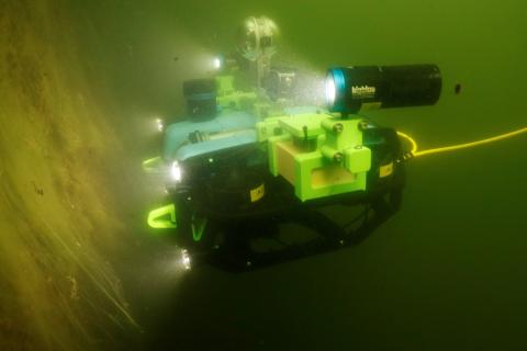 Unterwasserroboter während der Inspektion