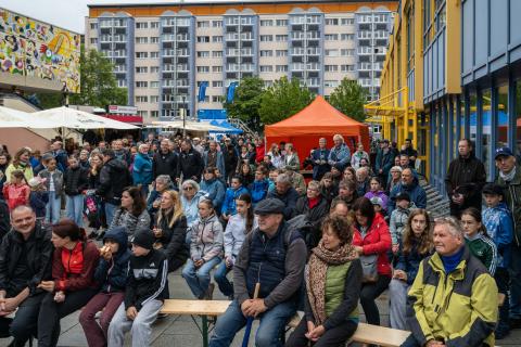 Ein Volksfest mit Menschen und Ständen