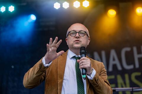 Ein Redner auf einer Bühne