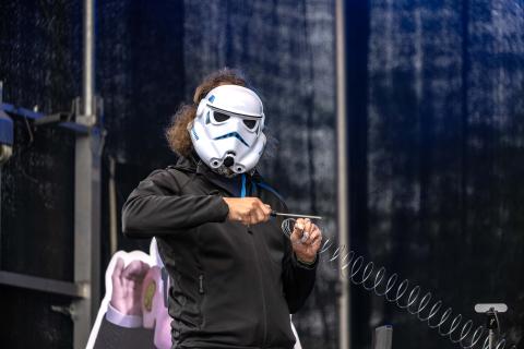 Ein Mann mit einer Star Wars Maske