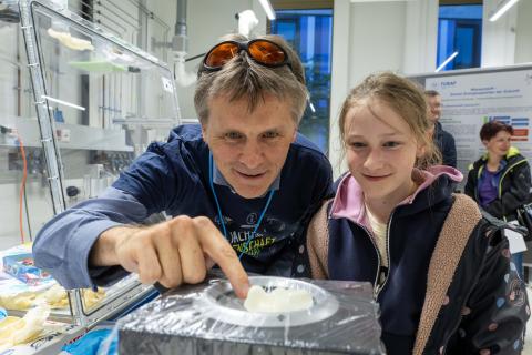 Vater und Tochter experimentieren in einem Labor